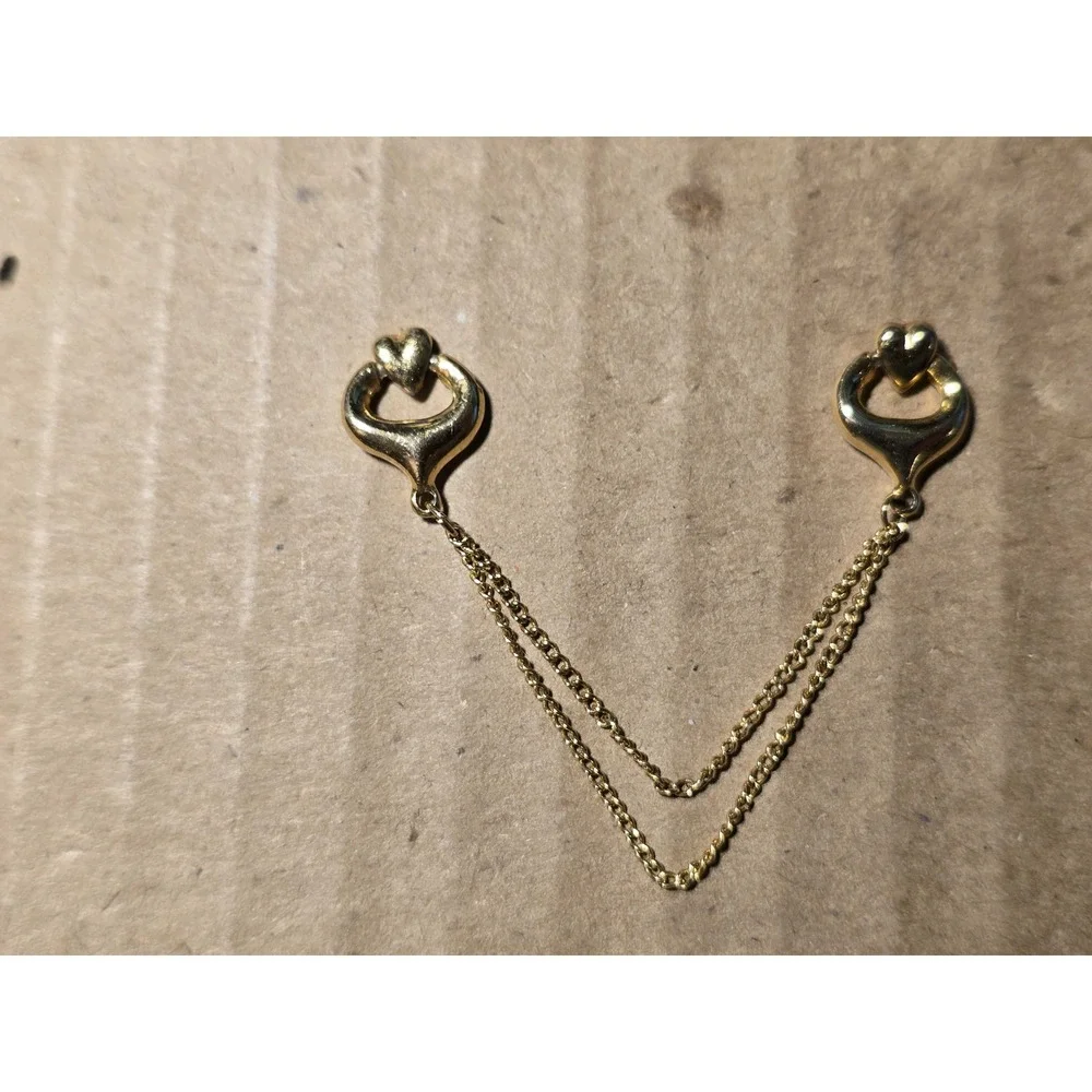 Gold Tone Double Heart Dangler Chain Vintage Accessory lapel vest hat pin E31